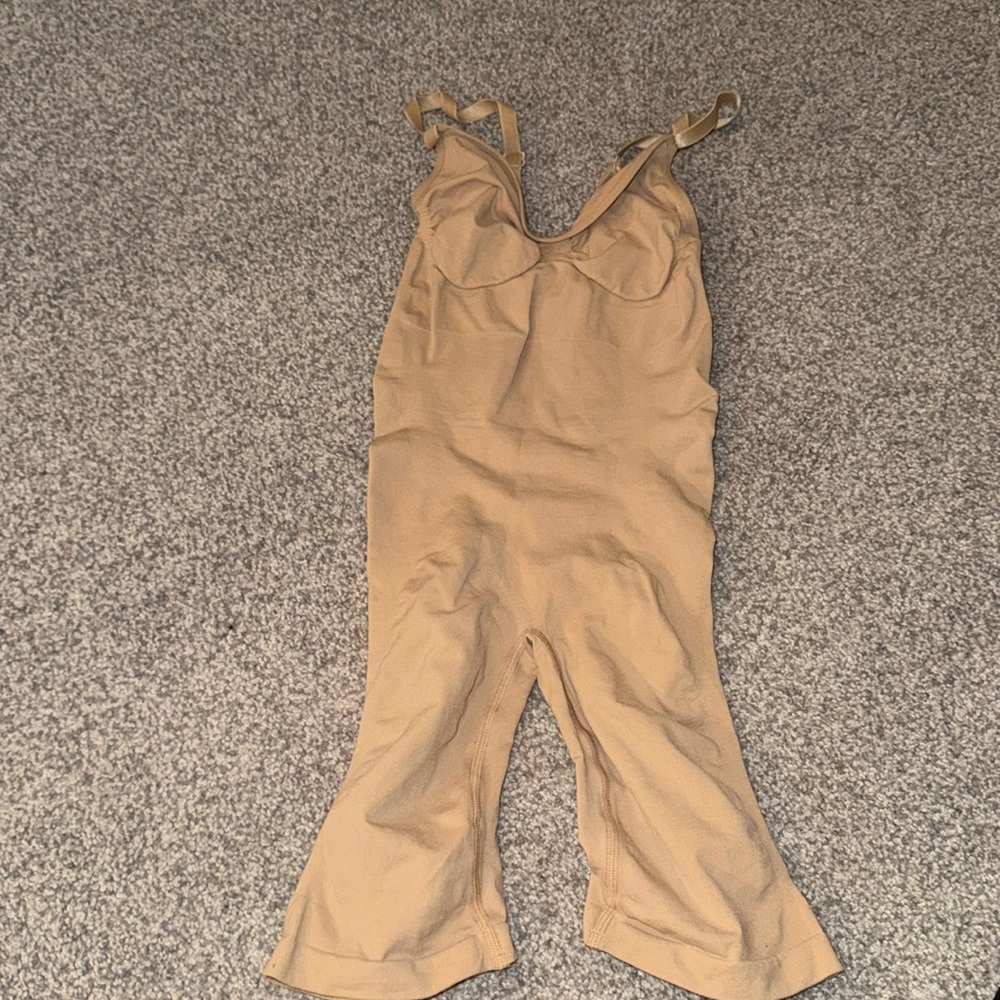 SKIMS Mid thigh bodysuit shapewear